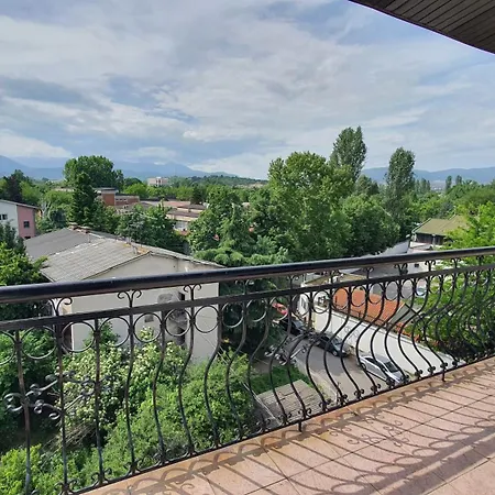 Spacious Apartment *